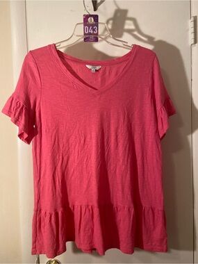crown & ivy Hot Pink V-Neck Ruffle Hem Top